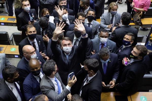 El presidente de Brasil, Jair Bolsonaro (c), participa en la apertura del año legislativo hoy miércoles, en la Conferencia Nacional en Brasilia.