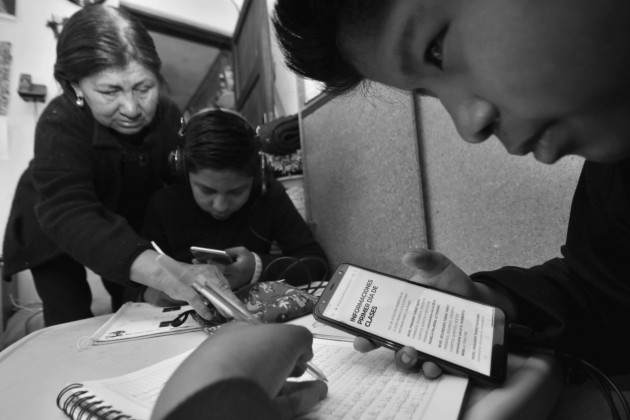 Atosigan a los niños con tareas o investigaciones que deben entregar cuando no al día siguiente, a lo sumo al segundo o tercer día. Hay países que han regulado las jornadas hasta 4 horas al día. Foto: EFE.