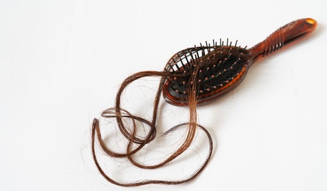 En las mujeres una de las causas más comunes de la caída del cabello son los cambios hormonales. Foto: Ilustrativa / Pixabay