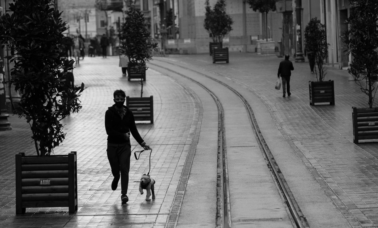 La cuarentena total obligó a las compañías a cerrar y a las personas a dejar de consumir. La baja de los ingresos no se debió a una crisis económica en sí, sino a una crisis sanitaria. Foto: EFE