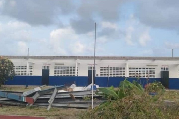 Iniciaron los trabajos de demolición del Centro Educativo Anastacia Mitre. 