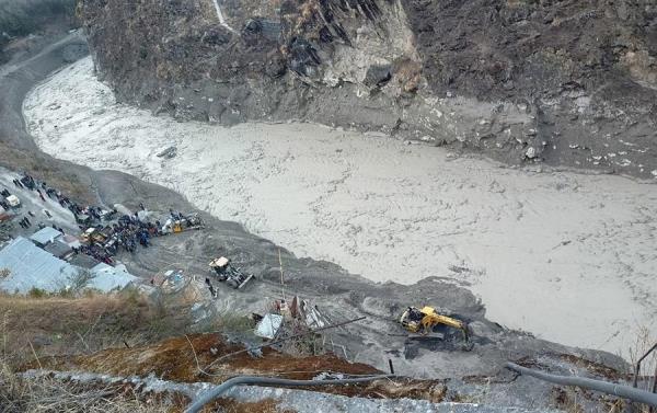 Una gran avalancha de agua y lodo golpeó una zona montañosa.