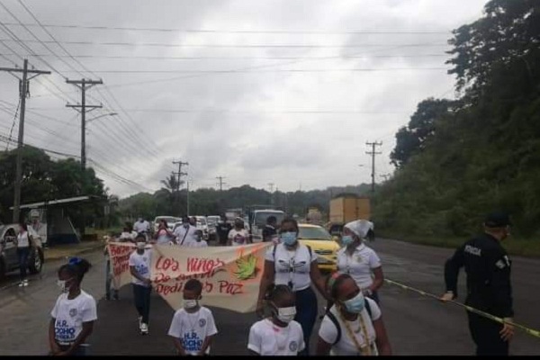 Durante la caminata, los niños que estaban acompañados por sus padres llevaban pancartas con mensajes alusivos a la protección de la familia. 