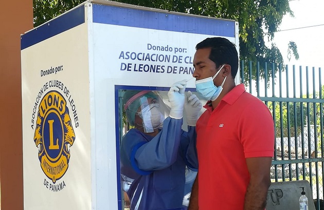 Equipos de Respuesta Rápida del Centro de Salud de San Cristóbal realizaron hoy una jornada de hisopado express en los predios de la Universidad Tecnológica de Panamá, sede de David, Chiriquí. Foto cortesía Minsa