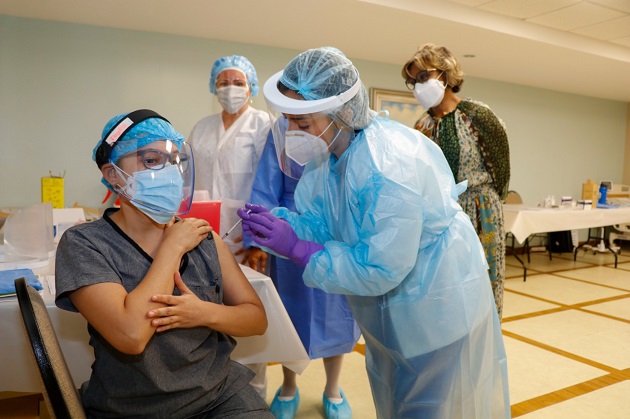 En esta primera fase se está vacunando al personal médico y sanitario que atiende a pacientes con covid-19.