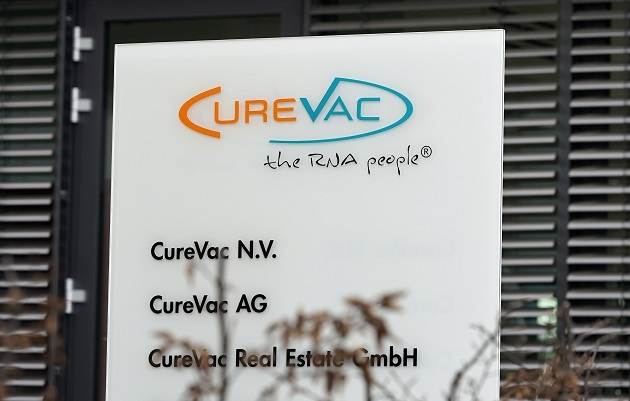 Vista de un logotipo de la empresa biofarmacéutica CureVac en el edificio principal de Tuebingen, Alemania. Foto: EFE