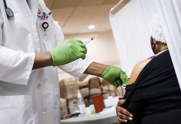 Personal de salud continúa con el proceso de vacunación contra la covid-19 en Estados Unidos. Foto: EFE