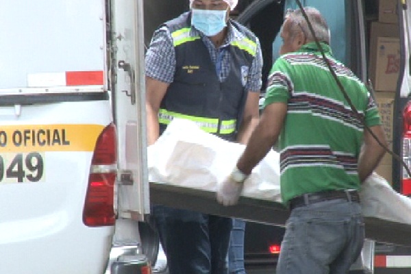 En el lugar, las autoridades buscaban recabar elementos que ayuden a determinar el móvil de este hecho de sangre en Bocas del Toro.