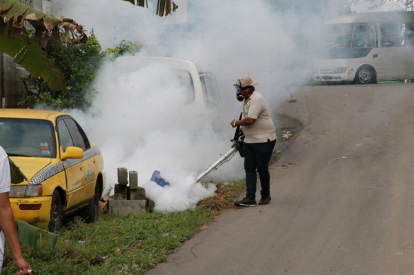 Personal del Minsa realiza fumigaciones. 