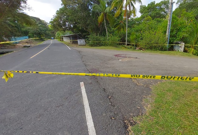 La Policía Nacional de Portobelo acordonó el área donde ocurrió el hecho de sangre. 