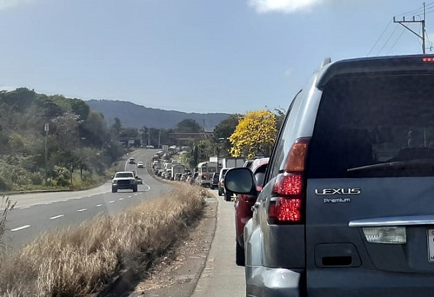 Una gran cantidad de personas se trasladó desde tempranas horas de la mañana de ayer, viernes, hacia el interior del país. Foto: Aurelio Martínez