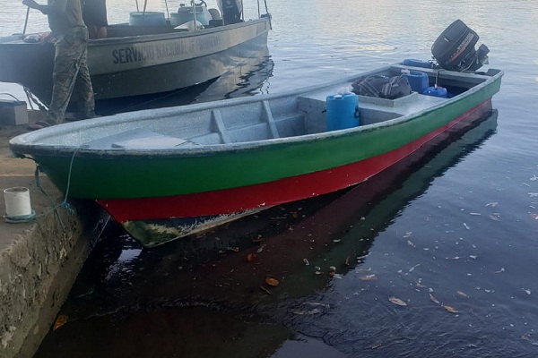 En el operativo de patrullaje también se incautaron 20 paquetes de hierba seca que se presume sea marihuana, las cuales estaban ocultas en dos hieleras.