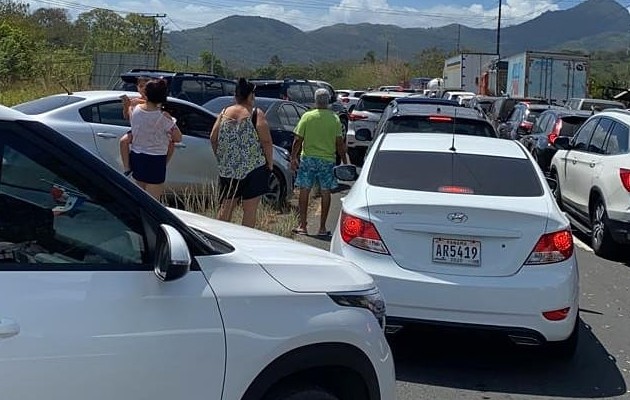 La movilización masiva hacia las diferentes provincias generó un colapso en el cerco sanitario ubicado en el área de El Lago, en Capira.  Foto:Cortesía