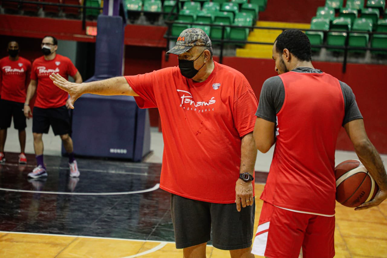 Flor Meléndez dirige entrenamientos de la selección nacional de baloncesto. Foto: @FePaBa