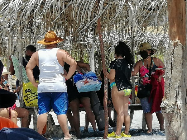 Familias regresan a las playas.