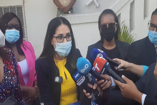 Rodríguez acompañada de un grupo de diputadas señaló que los abusos en contra de los menores de edad se venían dando desde el año 2015 y que esta denuncia presentada consta de más de 700 páginas.