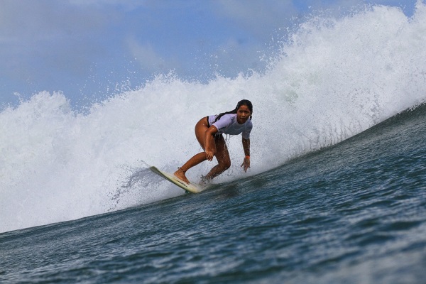 Giovanni Greco fue el encargado de evaluar y escoger a estas tres surfistas Foto: Cortesía