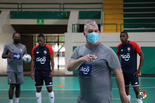 José Botana, técnico de la selección nacional de futsal. Foto: @fepafut