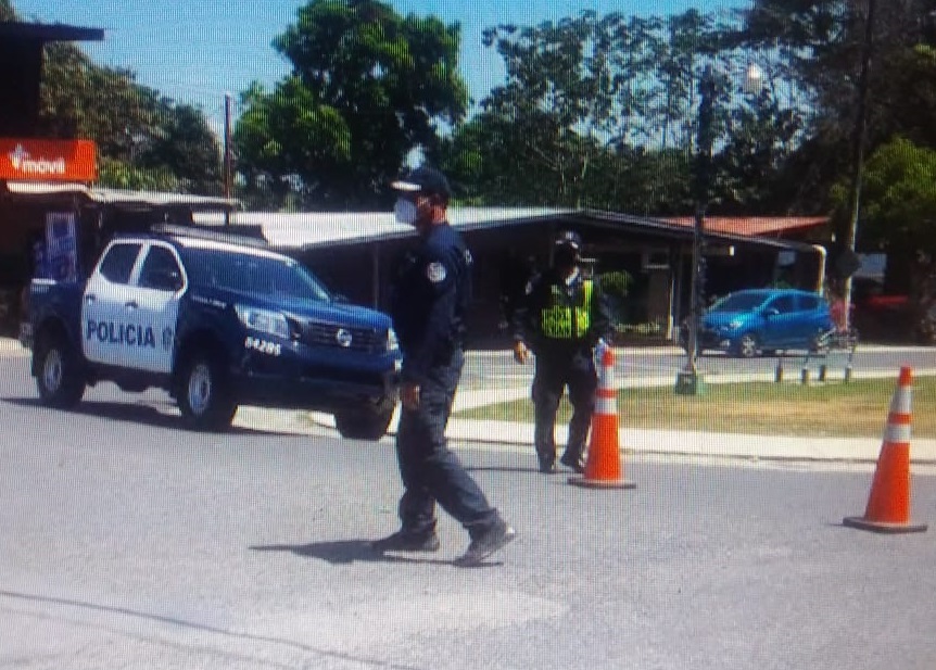 Todas las entradas y salidas hacia Atalaya tienen presencia policial, de la Alcaldía y Minsa. Foto: Melqluiades Vásquez