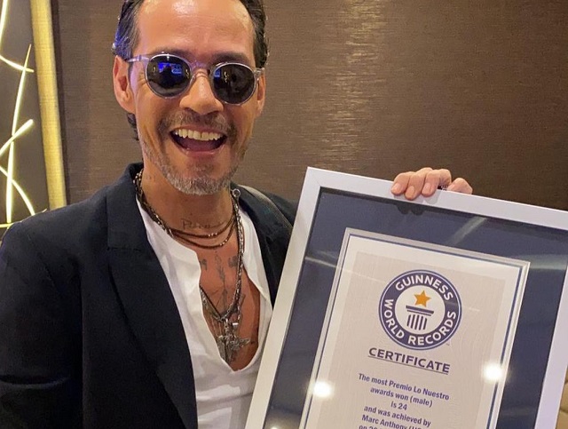 Marc Anthony posando con el pergamino de  Guinness World Records. Foto: Instagram / @marcanthony