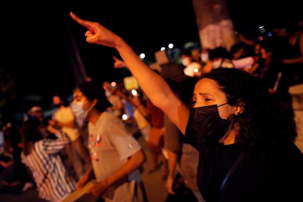 Ciudadanos protestan frente a la sede de la Senniaf, contra los casos de abuso a menores ocurridos en albergues de dicha institución.