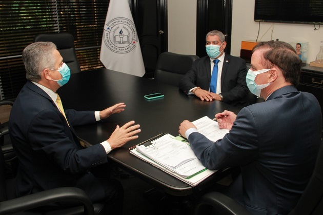 En el acto participaron el director del Hospital del Niño, el doctor Paúl Gallardo (izq); el ministro del Minsa, Luis Francisco Sucre, y el contralor Gerardo Solís. Foto cortesía