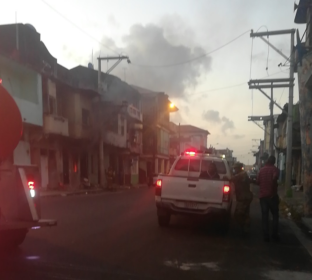  Desde la calle se podía ver humo saliendo del viejo caserón. Foto: Diómedes Sánchez 