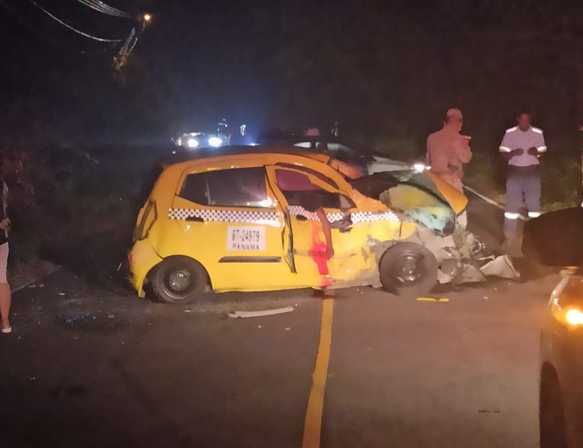 El taxi mostraba serios daños en su parte frontal y quedó de lado en la vía. Foto: Eric A. Montenegro