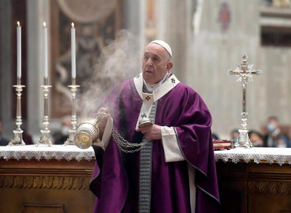 El papa Francisco ya recibió las dos dosis de la vacuna contra la covid-19. EFE