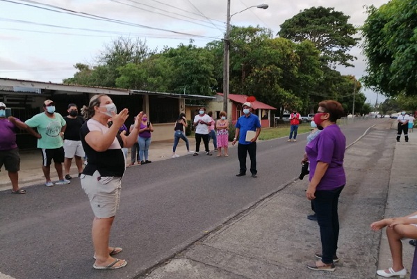 Los moradores no están de acuerdo con la medida adoptada por las autoridades de salud.