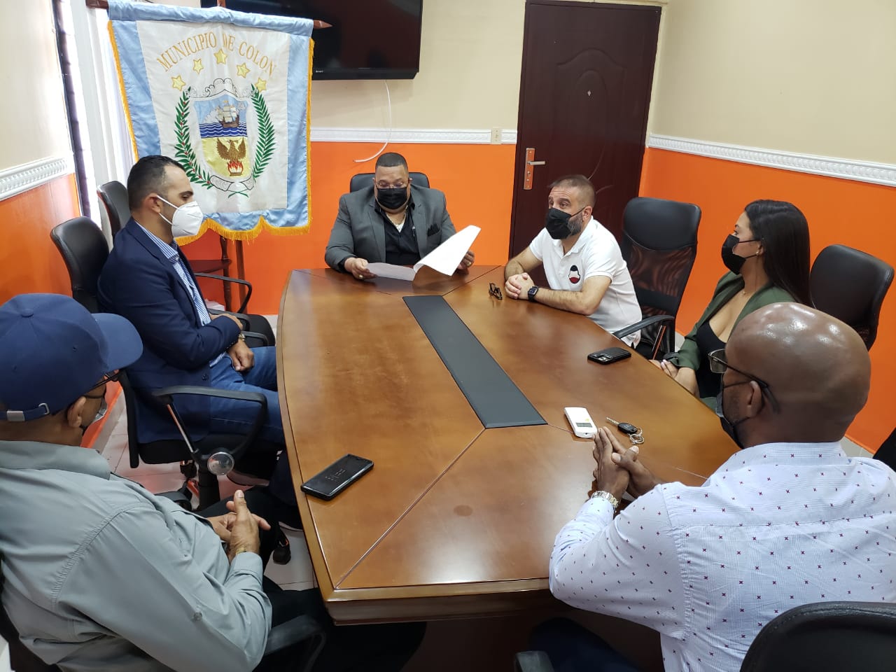 El alcalde Lee en la reunión con empresarios y representantes de la ATTT. Foto: Diómedes Sánchez