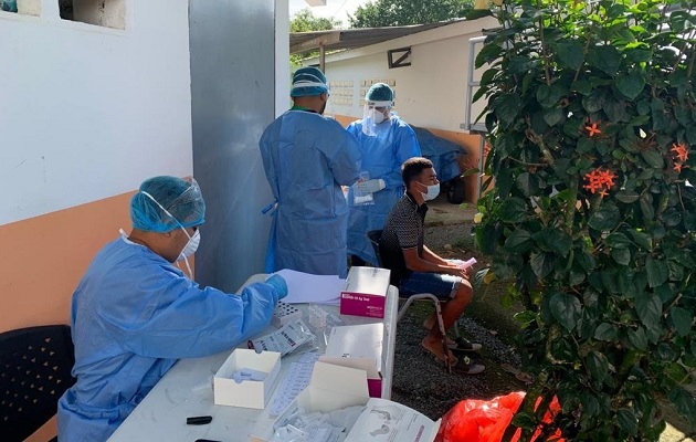 Personal de salud realizó ayer pruebas de antígenos y PCR a los residentes de Finca 12, en Changuinola, Bocas del Toro. Foto cortesía Minsa