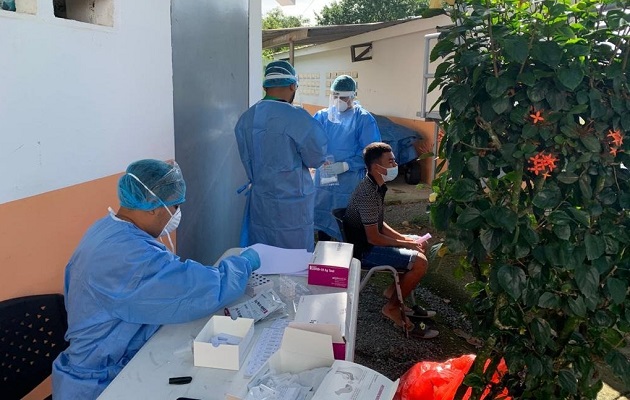 Personal de salud realizó ayer pruebas de antígenos y PCR a los residentes de Finca 12, en Changuinola, Bocas del Toro. Foto cortesía Minsa