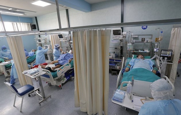 Trabajadores de la salud atienden pacientes con covid-19 dentro de la Unidad de Cuidados Intensivos del Hospital Alberto Sabogal en el Callao (Perú). Foto:EFE