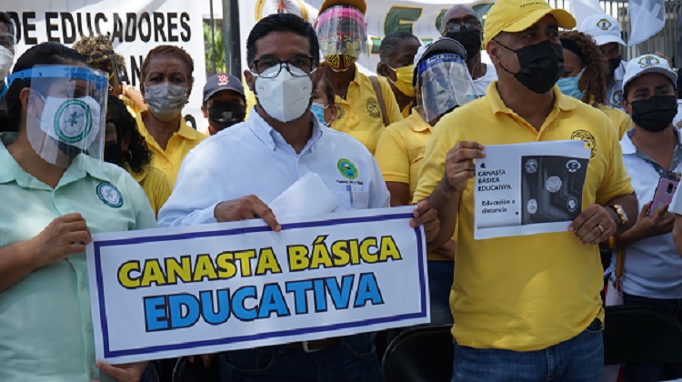 Profesores entregaron el anteproyecto al presidente de la Comisión de Educación, Héctor Brands. Foto de cortesía