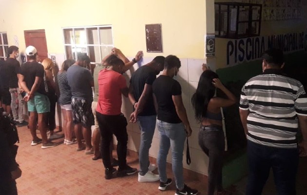 Retenidos por fiesta clandestina en La Chorrera en medio de la pandemia. Foto: @ProtegeryServir