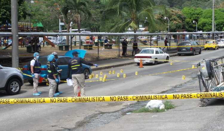Vistas del área del asesinato registrado este jueves en El Chorrillo. Foto de Landro Ortiz