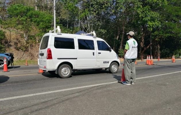 El equipo la oficina regional del Ministerio de Salud (Minsa) se desplegó en el puesto de control de la Policía Nacional (PN) en la Y de Nuevo San Juan, comunidad limítrofe entre las provincias de Panamá y Colón.