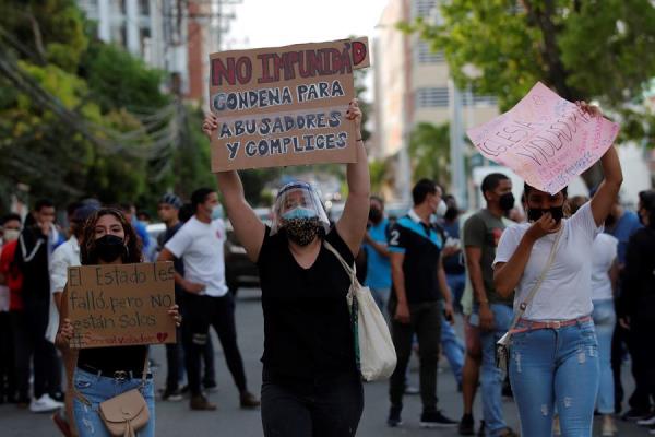 Ciudadanos protestan contra los casos de abuso a menores. EFE