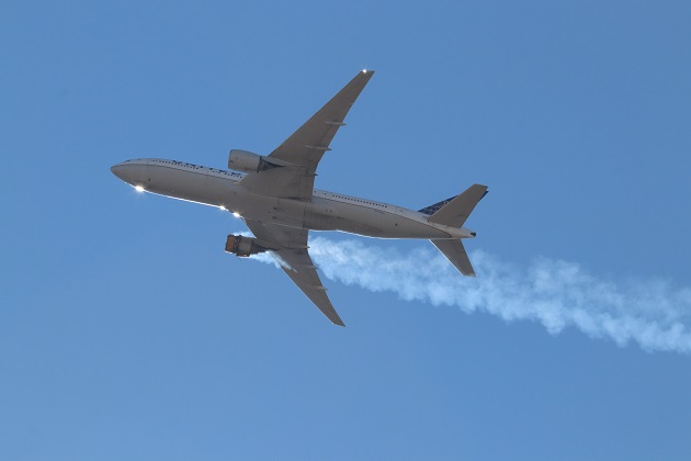 Una foto proporcionada por el usuario de Instagram, Hayden Smith, muestra el vuelo 328 de United Airlines (Boeing 777-200) con un motor en llamas, cerca de Denver. Foto: EFE