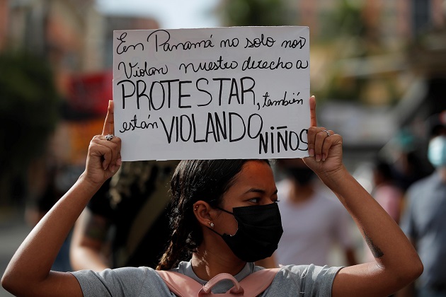 Manifestantes protestan frente a la sede de la Senniaf, contra los casos de abuso a menores ocurridos en albergues de dicha institución. Foto: EFE