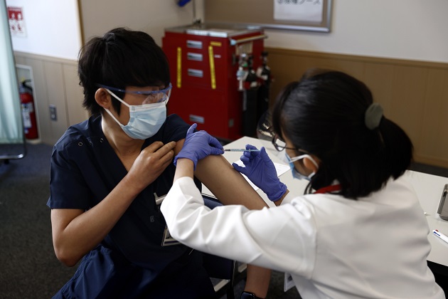 Un trabajador médico recibe una dosis de la vacuna contra la covid-19, mientras Japón continúa su campaña de inoculación en el Centro Médico de Tokio. Foto: EFE