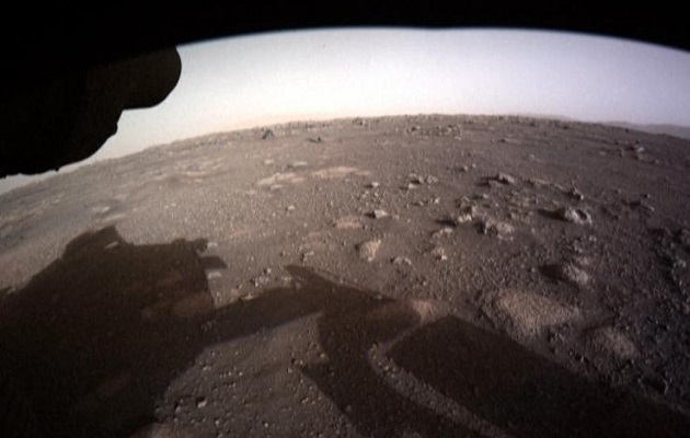 Fotografía del 18 de febrero de 2021 cedida por la NASA, en la que se muestra la primera imagen en color de alta resolución enviada por Hazard Cameras (Hazcams) instalada en la parte inferior del rover Perseverance. Foto: EFE