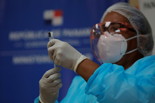 Panamá comenzó a vacunar contra la covid-19 desde el pasado 20 de enero. Foto: EFE