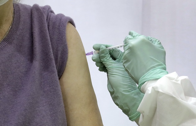 Una mujer recibe la vacuna de Moderna contra la covid-19 en Berlín, Alemania. Foto: EFE