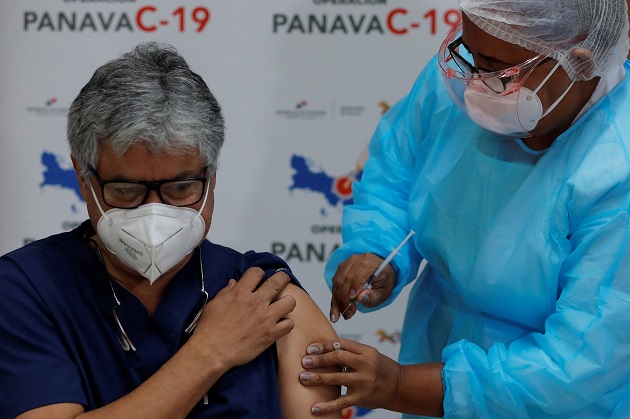 Una enfermera aplica la segunda dosis de la vacuna Pfizer/BioNTech contra la covid-19 al doctor Antonio Torres en el Hospital Santo Tomás. Foto: EFE