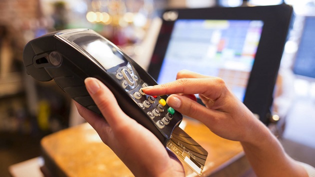 El análisis detalla que la cantidad de transacciones de tarjetahabientes relacionadas con productos digitales se duplicó en 2020. EFE