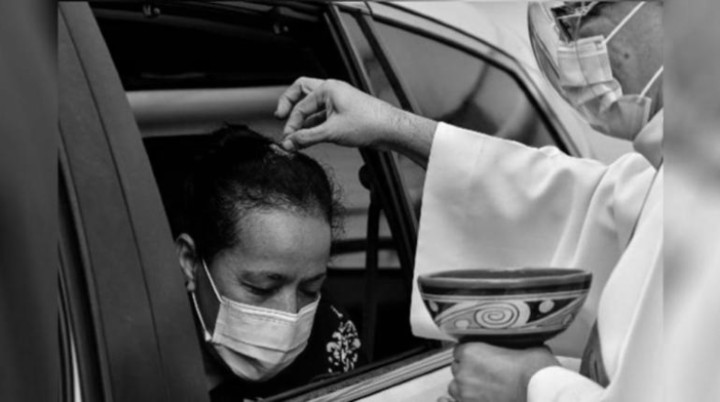 En Panamá, como parte de las medidas de bioseguridad por la pandemia, a los feligreses se les roció las cenizas en sus cabezas desde sus vehículos y a otros en los templos. Foto: EFE