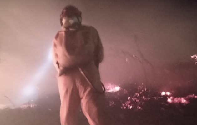 Para apagar el fuego fue necesario el uso de equipos y personal especializado en este tipo de incendios.