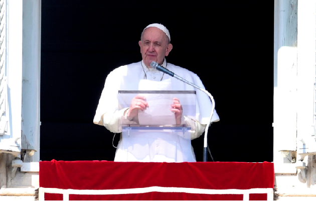 Francisco celebró el Angelus ante los fieles asomado a la plaza de San Pedro desde el palacio pontificio. Foto:EFE